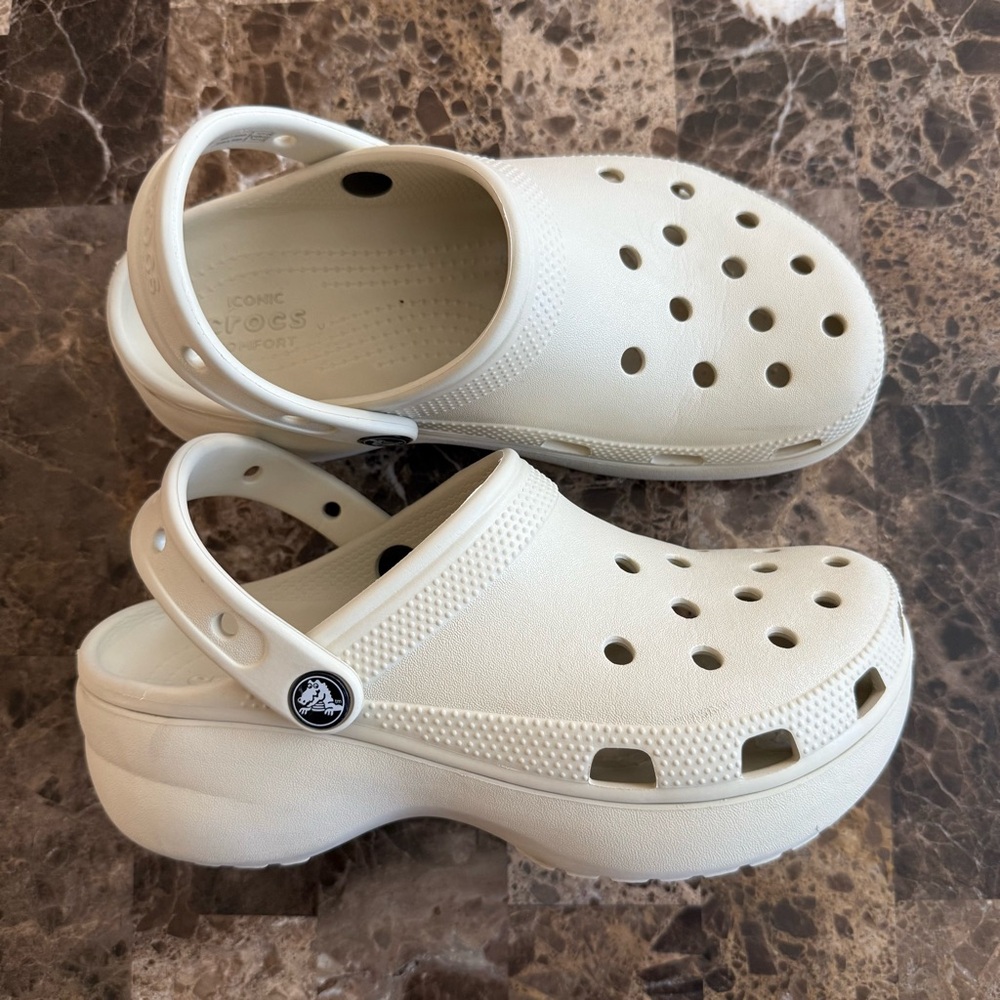 CROCS Women's Classic Clog in Cream